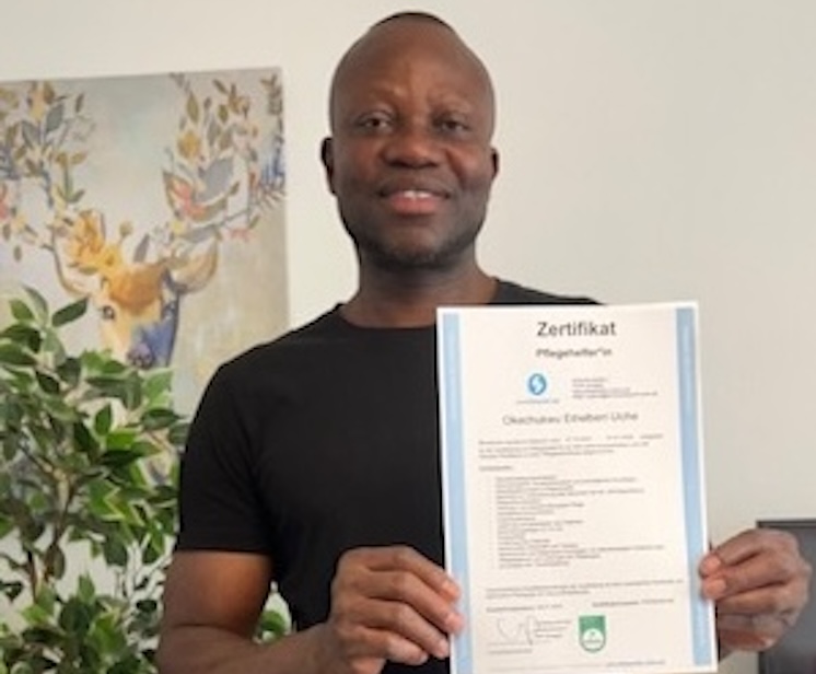 Pflegehelfer Kurs Absolvent mit Zertifikat